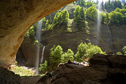 Wanderer rasten bei einer Grotte, Ofenloch, Kanton St. Gallen, Schweiz