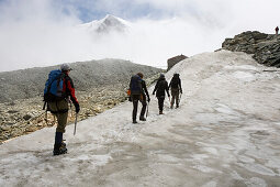Gruppe Frauen wandert auf verschneitem Gletscher, Walliser Alpen, Kanton Wallis, Schweiz, MR
