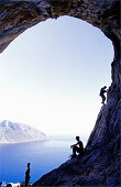 Kalymnos, Griechenland, drei Kletterer in einer Grotte über dem Meer. Agäis, Europa