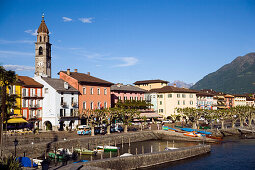 Blick über Hafen und Altstadt mit Kirche Santi Pietro Paolo im Hintergrund, Ascona, Tessin, Schweiz