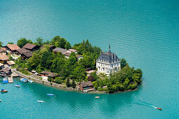 Blick auf Iseltwald mit Schloss Seeburg, Brienzersee, Berner Oberland, Kanton Bern, Schweiz