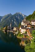 Panorama über Hallstatt mit Pfarrkirche und Christuskirche, Hallstaetter See, Salzkammergut, Oberösterreich, Österreich