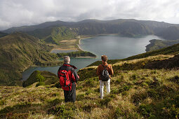 Wanderer am Lagoa do Fogo, Azoren, Portugal