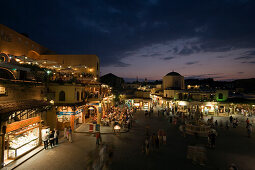 Einkaufsstraße mit Straßencafes, Rhodos Stadt, Rhodos, Griechenland