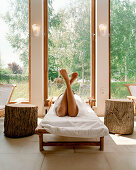 Frau liegt entspannt auf einer Liege, Seehotel Neuklostersee, Nakenstorf, Mecklenburg-Vorpommern, Deutschland, MR, PR