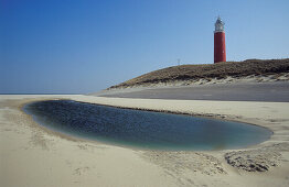 Menschenleerer Strand mit Leuchtturm, Insel Texel, Niederlande, Europa