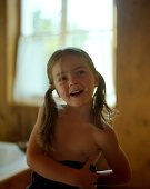 Kinderwellness, fünfjähriges Mädchen nach Bad im Badehandtuch, Badezimmer, Wellnessanwendung, Wellnesshotel in Deutschland