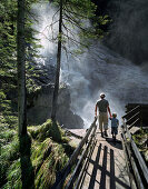 Vater und Sohn am Wasserfall Simmenfällen, Simmental, Berner Alpen, Kanton Bern, Schweiz