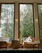 Frau liegt entspannt auf einer Liege, Seehotel Neuklostersee, Nakenstorf, Mecklenburg-Vorpommern, Deutschland