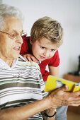 Oma und Enkel lesen Buch, Kind, Familie, Generationen