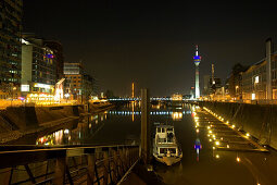 Medienhafen in Düsseldorf bei Nacht mit Fernsehturm, Rheinturm im Hintergrund, Nordrhein-Westfalen, Landeshauptstadt in NRW, Deutschland