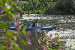 Zwei junge Frauen im Kanu auf der Sauer, Luxemburg