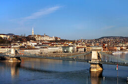 Die Kettenbrücke mit Matthiaskirche im Hintergrund, Budapest, Ungarn