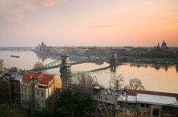 Stadtbild von Budapest und der Donau beim Sonnenuntergang, Budapest, Ungarn