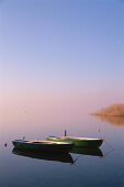 Ruderboote ankern auf Ammersee, Schondorf, Oberbayern, Bayern, Deutschland