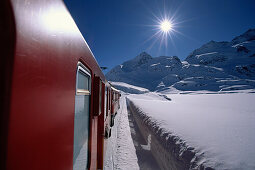 Rhätische Bahn fährt durchs winterliche Engadin, Kanton Graubünden, Schweiz
