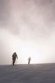 Zwei Bergsteiger besteigen Dent du Geant, Mont Blanc im Hintergrund, Frankreich, Italien