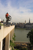 Radfahrer springt auf Rathaus, im Hintergrund der Dom, Linz, Oberösterreich