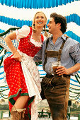 Paar tanzt auf Biertisch im Bierzelt