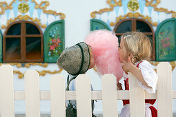 Kinder (3-5 Jahre) essen rosa Zuckerwatte