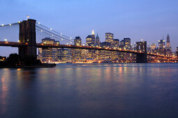 Blick auf Manhattan Skyline und Brooklyn Bridge, Manhattan, New York City, New York, USA