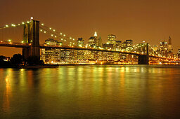 Blick auf Manhattan Skyline und Brooklyn Bridge bei Nacht, Manhattan, New York City, New York, USA, Amerika