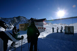 skifahrer mit spiegelnde Fassade, Hütte Schöne Aussicht, Schnalstal, Südtirol, Italien