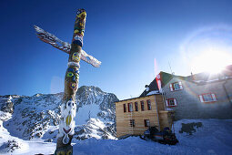 Totempfahl (Wappenpfahl), Skihütte Bella Vista, Schnalstal, Südtirol, Italien