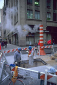 Dampfableitung in einer Straße in Manhattan. Dampf wird auch heute noch benötigt u.a. um Aufzüge anzutreiben. Das unterirdische Netz gehört Con Edison. Bei Wartungsarbeiten muss der Dampf abgeleitet werden. Manhattan