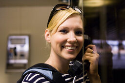 Frau telefoniert in Telefonzelle, Luxemburg