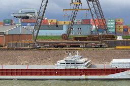 Frachtschiff mit offenen Ladeluken liegt im Containerhafen, Duisburg, Nordrhein-Westfalen, Deutschland