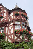 Fachwerkhaus mit kleinem Eckturm, Bacharach, Rheinland-Pfalz, Deutschland
