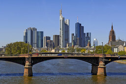 Frankfurter Skyline mit Main und Commerzbank, Frankfurt, Hessen, Deutschland