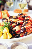 Teller mit Stone Crabs und Saucen Dips, Restaurant Joe's Stone Crab, South Beach, Miami, Florida, USA