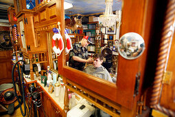 Spiegelung von einem Mann in einem Friseursalon, Johns Haircutting, Beacon Hill, Boston, Massachusetts, USA