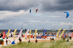 Strand, Kite Surfer, Hanse Sail, Rostock-Warnemünde,  Ostsee, Mecklenburg-Vorpommern, Deutschland