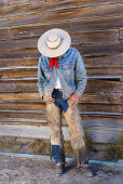 Cowboy vor Scheunenwand, Wilder Westen, Oregon, USA