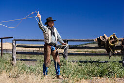 Cowboy throwing lasso wildwest, Oregon, USA