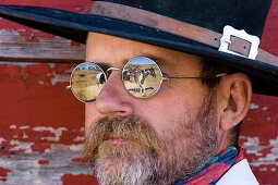 Cowboy, Pferd spiegelt sich in Sonnenbrille, Wilder Westen, Oregon, USA