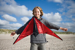 Junge am Strand lässt Drachen steigen, Insel Sylt, Schleswig-Holstein, Deutschland
