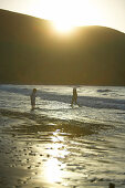 Zwei Mädchen spielen am Strand, Port Jackson, Coromandel-Halbinsel, Nordinsel, Neuseeland