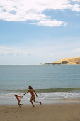 Mutter und Tochter spielen am geschützten Strand von Opononi, geschützter Hokianga Harbour, Sanddünen, Northland, Nordinsel, Neuseeland