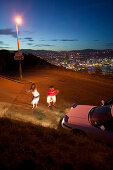Samoanerinnen tanzen Freitag Nacht zur Musik aus ihrem Auto. Auf Mt. Victoria, über Zentrum von Wellington, Nordinsel, Neuseeland