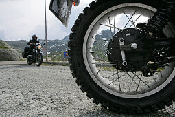 Motorradtour Grimselpass, Motorradtour im Juni über Alpenpässe in Österreich und Schweiz, Grimselpass, Eis, Speichen Hinterrad, Detail