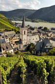 Blick auf Fachwerkhäuser und Pfarrkirche Heilig Kreuz, Assmannshausen, Rheingau, Hessen, Deutschland