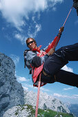 Kletterer seilt sich von Alpspitze, Garmisch-Partenkirchen, Bayern, Deutschland