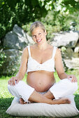 Schwangere Frau lächelt in die Kamera, Steiermark, Österreich