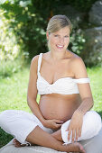Schwangere Frau lächelt in die Kamera, Steiermark, Österreich