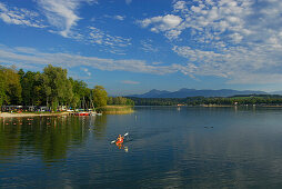 Waginger See mit Kajakfahrer und Segelbooten am Campingplatz, Tettenhausen, Chiemgau, Oberbayern, Bayern, Deutschland