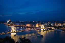 Blick vom Burgberg auf Kettenbrücke über Donau und Parlament bei Nacht, Budapest, Ungarn, Europa